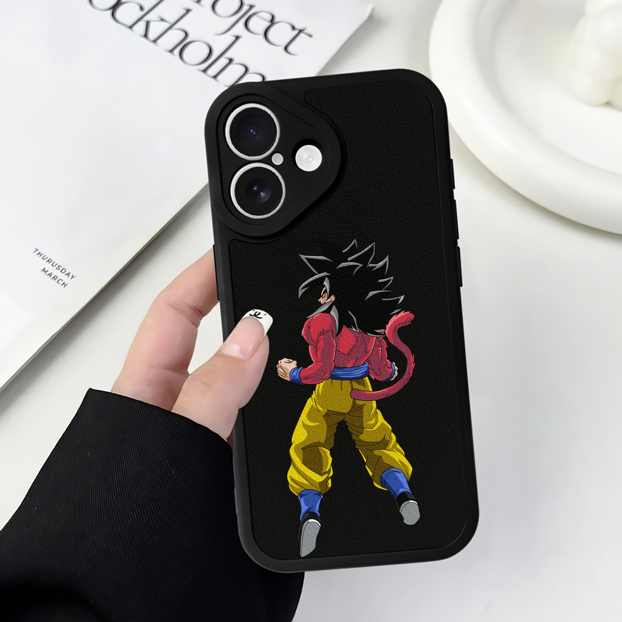 （画像用） ドラゴンボール 孫悟空（そん ごくう）Son Goku カカロット DRAGON BALL Kakarotto 【iPhone 16シリーズ対応】シリコンスマホケース（レザー調） 材質：シリコン